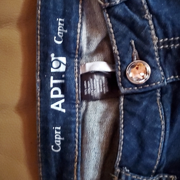 Apt 9 Capri embroidered pocket jeans - Picture 2 of 3